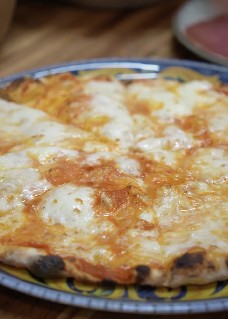Ostepizza med sprød, stenovnsbagt kant