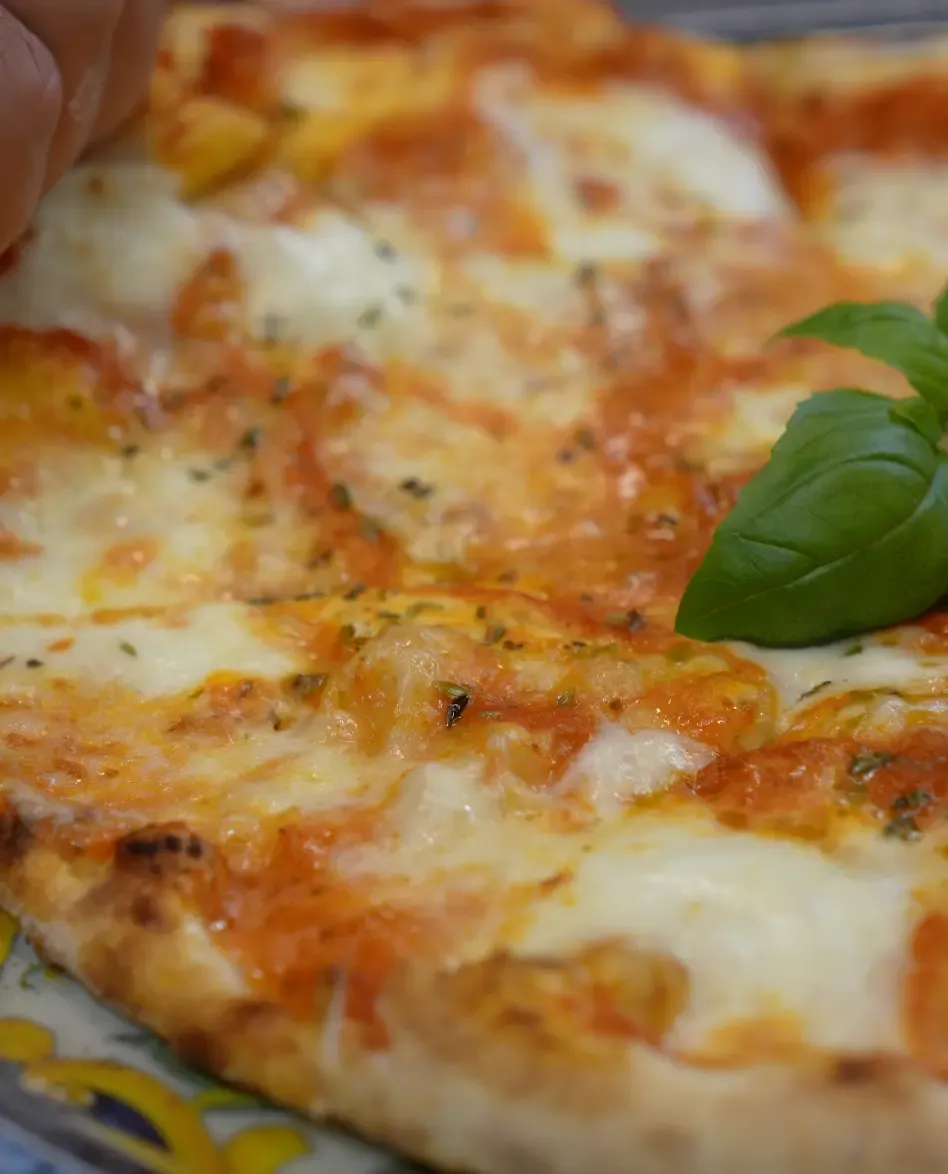 Pizza margherita med basilikum hos Kimo Grande i Aarhus