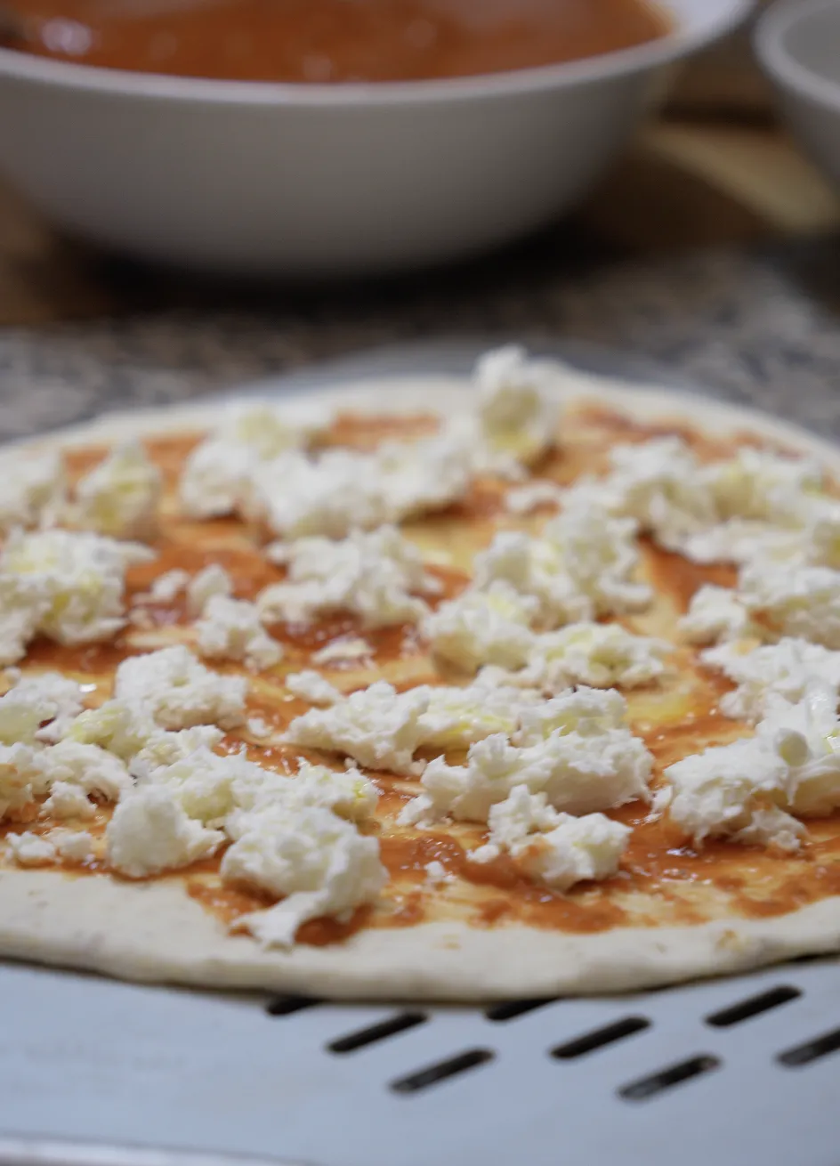 Pizza med tomat og ricotta klar til ovnen