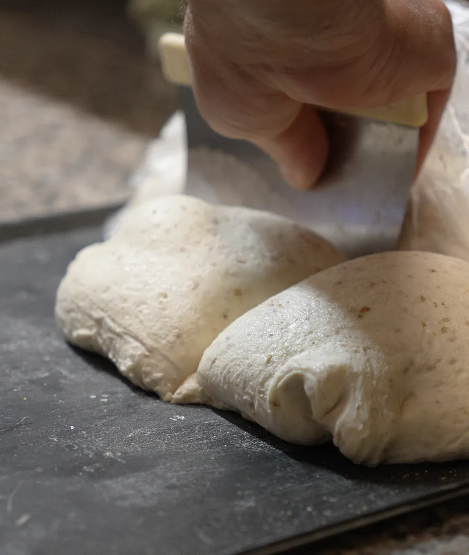 Pizzadej deles og formes i hånden