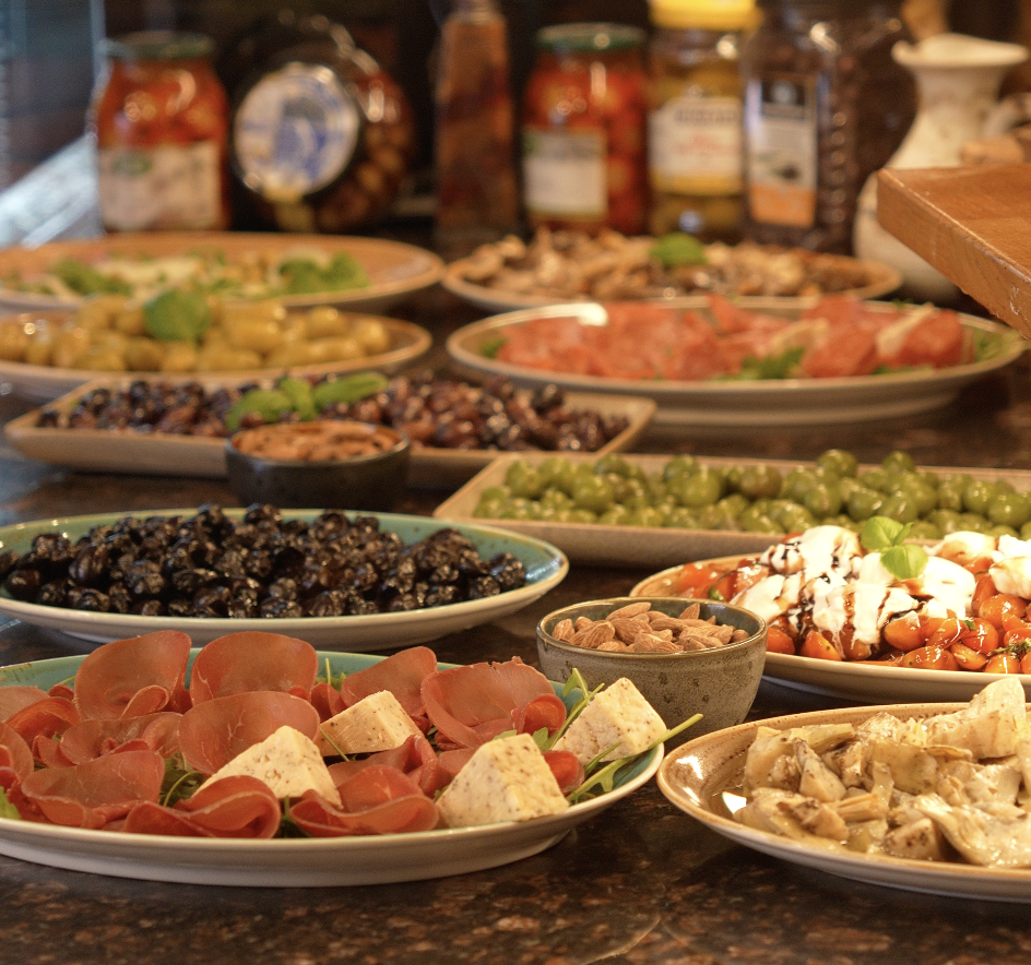 Antipasti-tallerkener med oliven, skinke og oste