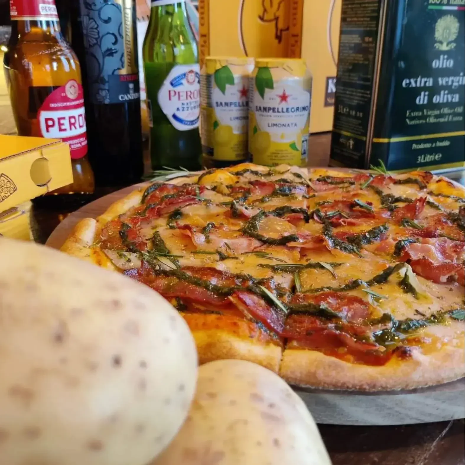Pizza med grillede grøntsager og rosmarin