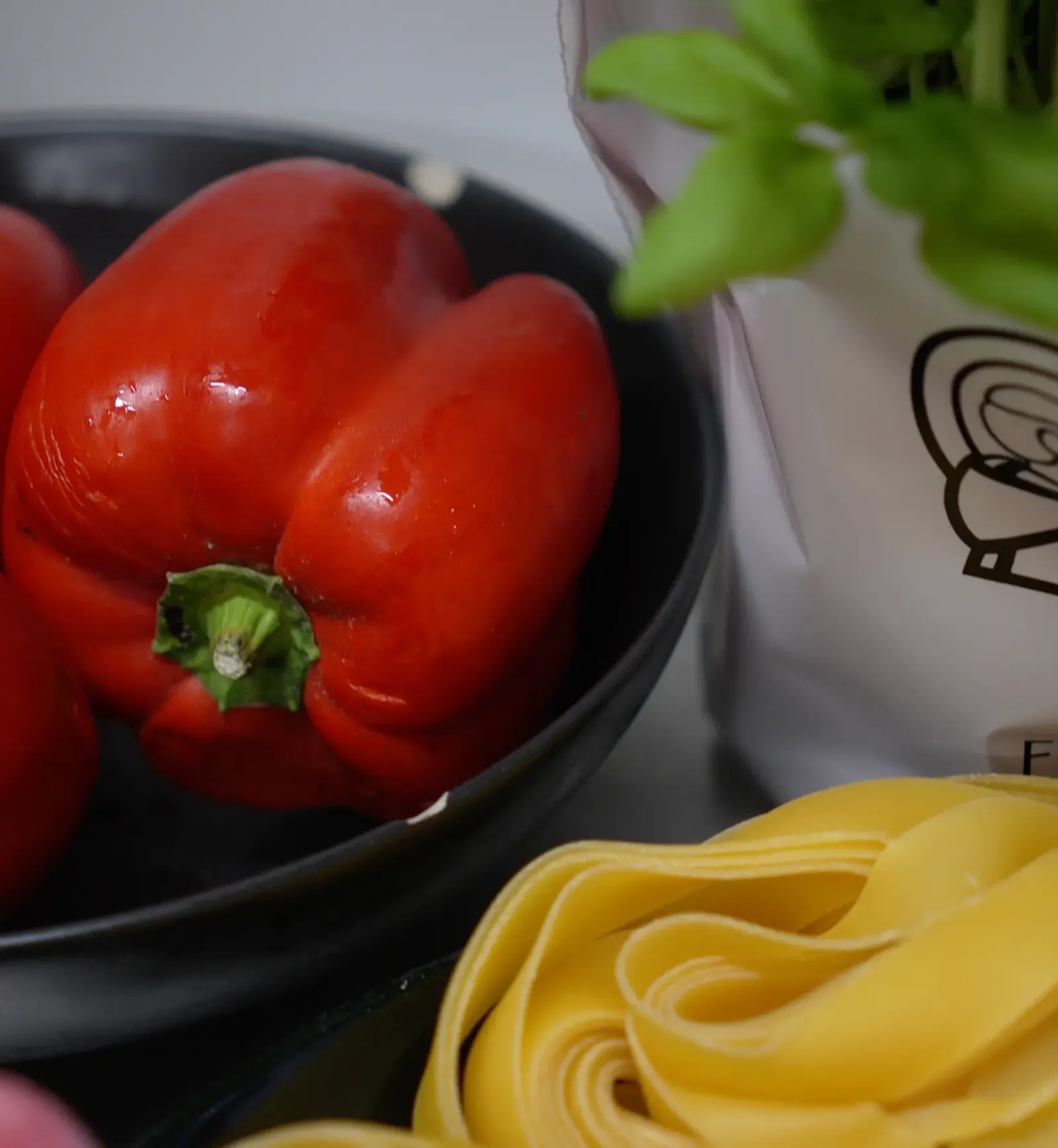 Frisk pasta, peberfrugt og basilikum