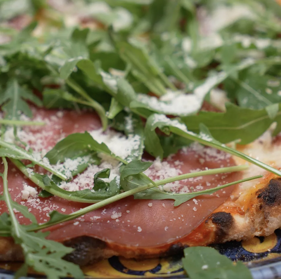 Pizza med skinke, rucola og parmesan hos Kimo Grande