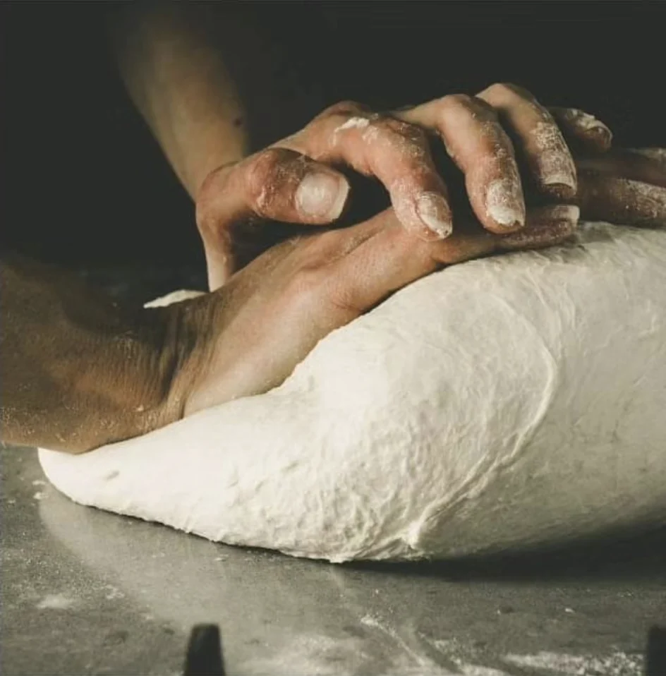 Pizzadej formes i hånden